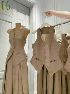 Ensemble pantalon droit et gilet uni marron pour femme, col en V, mélange coton/lin respirant, coupe classique, élégant pour le bureau ou décontracté - Product Image 4