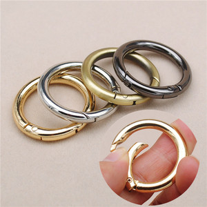 Venta al por mayor de fábrica: Anillo metálico abrible móvil de aleación de zinc, tipo resorte 33, localizador vintage antipérdida para llavero metálico con hebilla - Product Image 1