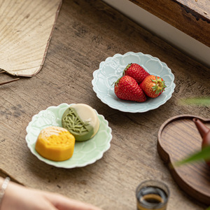 Assiette à fruits en céramique en forme de fleur, petit plat à dessert en porcelaine Lotus, style simple pour les occasions de mariage - Product Image 3