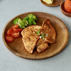 Assiette en teck Ataya taille M, fabriquée en teck massif à 100 %, idéale pour une utilisation dans des cuisines et salles à manger élégantes. - Product Image 2