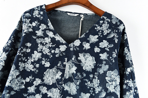 Stock vestiti 2023 nuova moda bel prezzo blusas stampato scollo a v casual donna donna camicetta indumenti stock lotto - Product Image 2