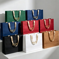Sacs cadeaux en papier personnalisés avec logo doré en relief, couleur personnalisée, pour bijoux, bougies, parfums, soins de la peau, vêtements, emballage OEM