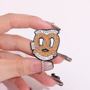 Spilla con elemento <span class=keywords><strong>Gourmet</strong></span> Set di spille Creative in lega di zinco con biscotti a farfalla disegni di ravanelli freschi per occasioni natalizie - Product Image 4