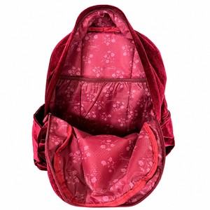 Zaino Trendy in Velluto Bordeaux per Ragazze con Chiusura a Cerniera, <span class=keywords><strong>Borsa</strong></span> Scolastica Retrò Preppy e Portachiavi con Pom-Pom a Cuore - Product Image 6