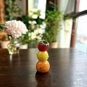 Ensemble <span class=keywords><strong>de</strong></span> 3 coupelles à sauce <span class=keywords><strong>soja</strong></span> en céramique rouge en forme <span class=keywords><strong>de</strong></span> fraise avec détail <span class=keywords><strong>de</strong></span> tige en <span class=keywords><strong>feuille</strong></span> verte, bols à condiments divisés <span class=keywords><strong>pour</strong></span> <span class=keywords><strong>sushi</strong></span> - Product Image 2