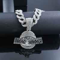 Collier pendentif audacieux en forme de pain doré avec accents en strass sur chaîne cubaine pour homme, style Hip Hop Streetwear