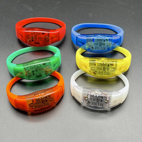 Bracelet lumineux en silicone avec logo personnalisé Décorations de fête lumineuses avec LED Bracelet à commande vocale pour événement et concert