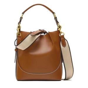 Bolso grande de hombro para mujer con asa ancha y correa larga en un lado, bolso tipo cubo Kult. - Product Image 1