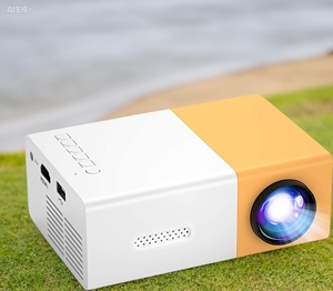 Mini projecteur LED YG300 320x240 avec haut-parleurs intégrés, 150 lumens, 3 lentilles en verre, lecteur multimédia portable pour la maison, Android 11, usage professionnel - Product Image 4