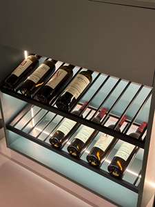 خزانة نبيذ أنيقة مخصصة مع إضاءة LED ذهبية ورفوف زجاجية لأثاث الترفيه المنزلي - Product Image 4