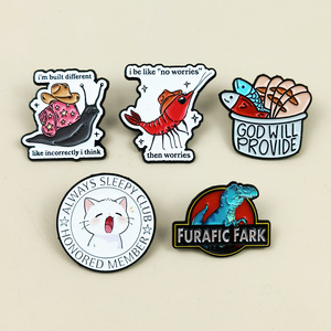 Broches à motifs d'animaux de dessins animés, badges personnalisés en forme de chapeau avec lettres anglaises, accessoires pour sacs à dos et vêtements - Product Image 1