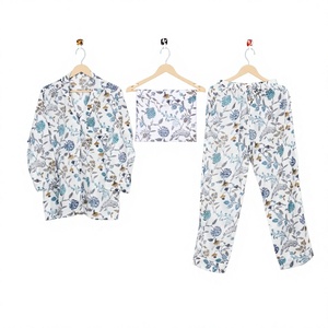 Ensemble de pyjama élégant en coton à motifs floraux pour femmes, chemise à fermeture boutonnée, pantalon à volants doux, vêtements de nuit respirants et confortables - Product Image 1
