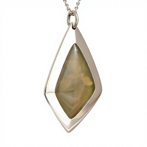 Collier pendentif géométrique avec incrustation de perles d'eau douce, plaqué argent, acier inoxydable, design minimaliste, unisexe, à porter au quotidien - Product Image 1