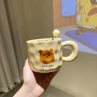 Mug en céramique grès jaune lait avec logo personnalisé, motif ours, couvercle et cuillère, design de dessin animé féminin, sûr pour les cafés, cadeau mignon pour couple