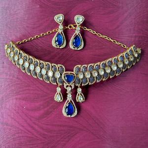 Conjunto de Collar Doble Hecho a Mano con Elementos Inspirados en Piedras Preciosas, Detalles en Oro y Pendientes a Juego para Ocasiones Especiales - Product Image 1