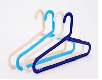 Cintre en plastique plat antidérapant coloré économique personnalisable à faible quantité minimale de commande pour la conception des enfants pour les magasins de vêtements et les magasins