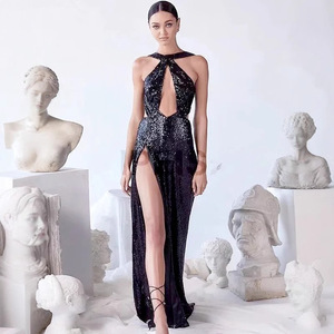 Robe de soirée élégante pour femme à col halter, à sequins, avec jupe longue et fente - Product Image 1