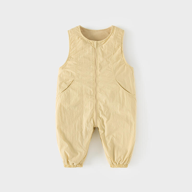 Pantalones de escalada con tirantes amarillos anti-suciedad.