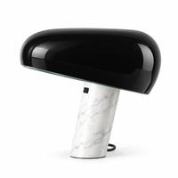Lampe de table noire moderne avec abat-jour rond brillant et base en pierre blanche inclinée pour chambre à coucher, chevet, salon, bureau, hôtel