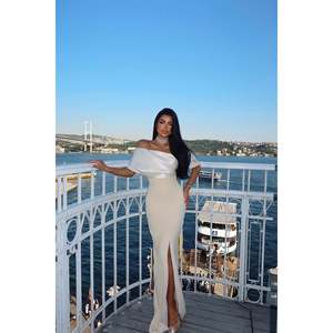 ชุดราตรีทรงเอไลน์หรูหรา สีเบจ ไซส์ XS แบบเอ็มไพร์ แต่งระบายเป็นชั้นๆ ประดับด้วยคริสตัล ไข่มุก กลิตเตอร์ ดอกไม้ ยาวลากพื้น - Product Image 3