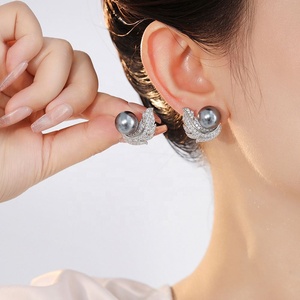 Pendientes Retro Franceses de Alta Gama, Nuevos con Incrustaciones de Circonita, Pluma y Perla, con Baño de Oro de Lujo, Diseño Geométrico de Cobre para Regalo - Product Image 1