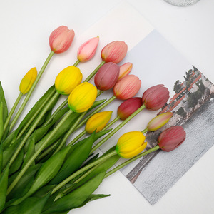 Ramo de Tulipanes Artificiales Xinlei, 5 Cabezas, de Goma Suave, Hidratante, para Decoración de Bodas, Hogar y Fotografía - Product Image 1