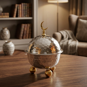 Élégante sucrière en métal martelé argenté avec finition lune croissante dorée et pieds décoratifs pour la table de réception de l'hôtellerie arabe - Product Image 5