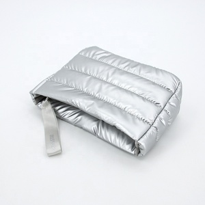 2025 Mới Tùy Chỉnh Thiết Kế Thời Trang Mềm Mại Puffy Không Thấm Nước Túi Mỹ Phẩm Bán Buôn Xuống Vải Sử Dụng Hàng Ngày Trang Điểm Nylon Dây Kéo <span class=keywords><strong>Pouch</strong></span> - Product Image 6