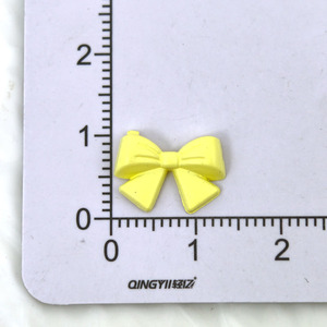 Adorables patchs autocollants en résine jaunes en forme de nœud, fraise et cœur pour Crocs et accessoires de coque de téléphone - Product Image 4