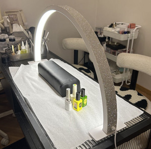 Lámpara de arco LED de gran diámetro, luz de media luna para mesa, lámpara UV para decoración de uñas con diamantes para artistas profesionales de uñas - Product Image 4