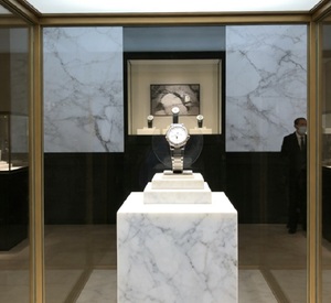 Espositore per Orologi di Lusso Personalizzato, Piedistallo in Marmo Bianco Premium e Cornice in Acciaio Inossidabile Dorato - Product Image 5