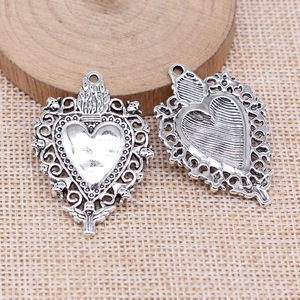 Colgante <span class=keywords><strong>de</strong></span> Filigrana Corazón Sagrado 41x29mm Plata Antigua con Llama para Decoración <span class=keywords><strong>de</strong></span> Altar del Día <span class=keywords><strong>de</strong></span> <span class=keywords><strong>Muertos</strong></span> - Product Image 2