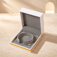 Caja de Joyería de Papel Texturizado con Logotipo Personalizado, con Ribete Dorado e Inserto Gris para Anillos de Boda y Compromiso, Venta al Por Mayor