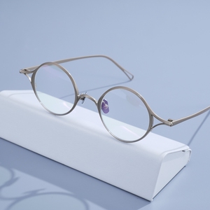 Gafas redondas ultraligeras de titanio puro, montura de gafas graduadas ópticas de estilo vintage para uso diario en negocios, venta al por mayor - Product Image 5