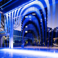 Fontaine numérique moderne et élégante DEWY, rideau d'eau extérieur, fontaine dansante, élément décoratif aquatique pour immeuble de bureaux