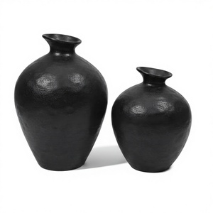 Vase moderne en aluminium noir mat, duo |   Vase de table minimaliste martelé couleur charbon |   Centre de table contemporain élégant et écologique - Product Image 1