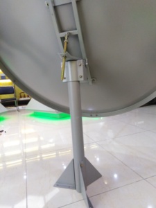 Antenne parabolique offset Ku Band personnalisée de 1,5 m avec support sur poteau, antenne satellite de <span class=keywords><strong>150</strong></span> <span class=keywords><strong>cm</strong></span> - Product Image 5