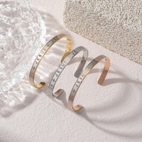 Bracelets Joncs Classiques Mode en Acier Inoxydable Plaqués Or 18 Carats PVD Étanche, Thème Religieux Croix Chrétienne de Jésus