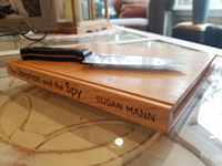 Planche à découper en bois massif en forme de livre, avec support en bois, pour le fromage et le pain, comme un livre vintage