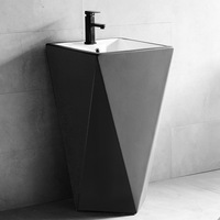 Lavabo sur pied design en céramique et ciment pour salle de bain, avec comptoir en surface solide noire