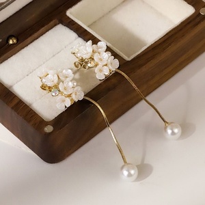 Boucles d'oreilles longues en deux parties de style français tendance, serties de diamants, avec des perles et des glands, plaquées or, avec une touche haut de gamme - Product Image 5