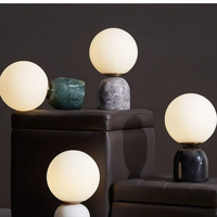 Lampe de table au design nordique avec base en marbre, globe en verre givré, anneau doré, veilleuse, couleurs noir/blanc/beige, garantie de 3 ans