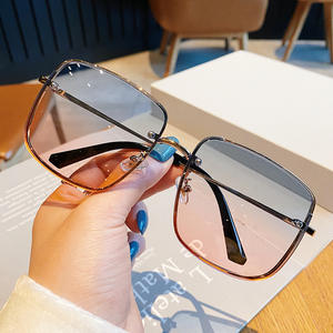 Lunettes de soleil carrées H3-AQ1923 pour femmes, couleur or, protection UV400, verres PC, type 3, style urbain - Product Image 1