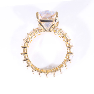 Anillo Clásico Personalizado de Oro Amarillo de 14k con Corte Esmeralda, Diamante Moissanita VVS de <span class=keywords><strong>8ct</strong></span>, Anillo Completo con Incrustaciones de Diamantes para Regalo de Joyería - Product Image 4