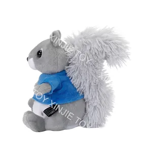 Peluche d'écureuil gris animal de la forêt, jouets avec logo de chemise, vente en gros, poupée d'écureuil assis de dessin animé personnalisé, jouet en peluche, mascotte de tentation