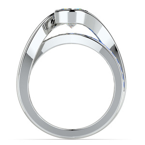 Anello di Fidanzamento F260 per Donna in Oro Bianco con Diamante Taglio Brillante Rotondo Colore G Diamante Naturale con Pietre Laterali in Zaffiro - Product Image 3