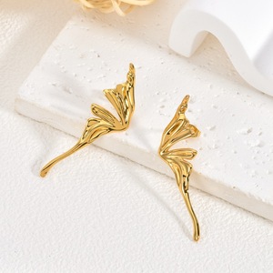EH515 Juego de Aretes de Acero Inoxidable Chapados en Oro de 18K con Diseño de Océano y Naturaleza - Aretes con Forma de Pulpo/Cola de Ballena/Hoja para Mujer - Product Image 3