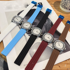 Montre mécanique automatique de luxe en gros d'usine, cadran en cristal de haute qualité avec accents en zircon et silicone - Product Image 1