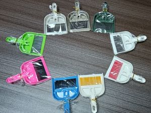 ชุดไม้กวาดและที่ตักขยะแบบมือขนาดเล็กสไตล์น่ารักแปรงพลาสติกขนาดเล็กด้ามจับพลาสติกดีไซน์ลายทางสำหรับสัตว์เลี้ยงในบ้านที่ปัดฝุ่นบรรจุกล่อง - Product Image 4