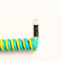 Câble de mise à la terre spiralé rétractable 10 mm² jaune-vert en TPU avec bornes à double anneau pour applications marines et ESD